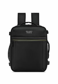 Sac à dos noir fabriqué en tissu durable, avec des bretelles rembourrées, une poche zippée à l'avant avec des accents dorés et une poche latérale en mesh.