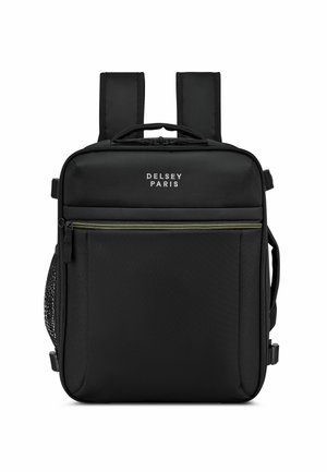 Mochila negra fabricada con tela duradera, con correas acolchadas, un bolsillo frontal con cremallera y acentos dorados, y un bolsillo lateral de malla.