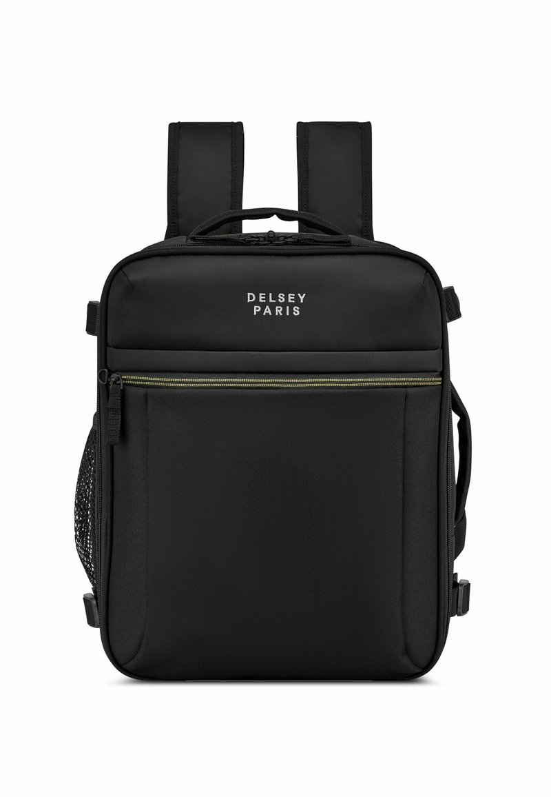 Sac à dos noir fabriqué en tissu durable, avec des bretelles rembourrées, une poche zippée à l'avant avec des accents dorés et une poche latérale en mesh.