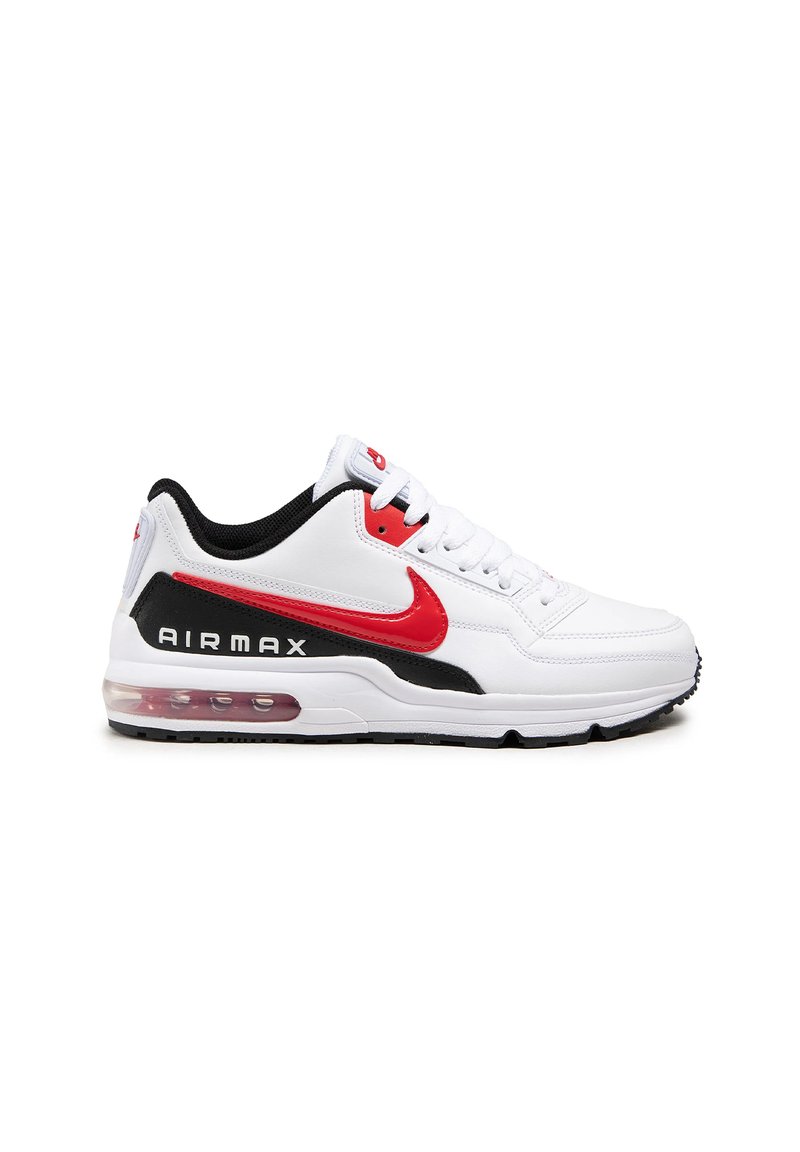 Zapatilla deportiva blanca con detalles en negro y rojo, que presenta un upper de cuero suave, parte frontal con cordones y una amortiguación de aire visible en la suela.
