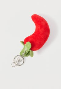 Μπρελόκ κόκκινης χνουδωτής πιπεριάς τσίλι με πράσινα φύλλα από τσόχα, με ασημί μεταλλικό κλιπ για στερέωση. Ομαλή υφή.