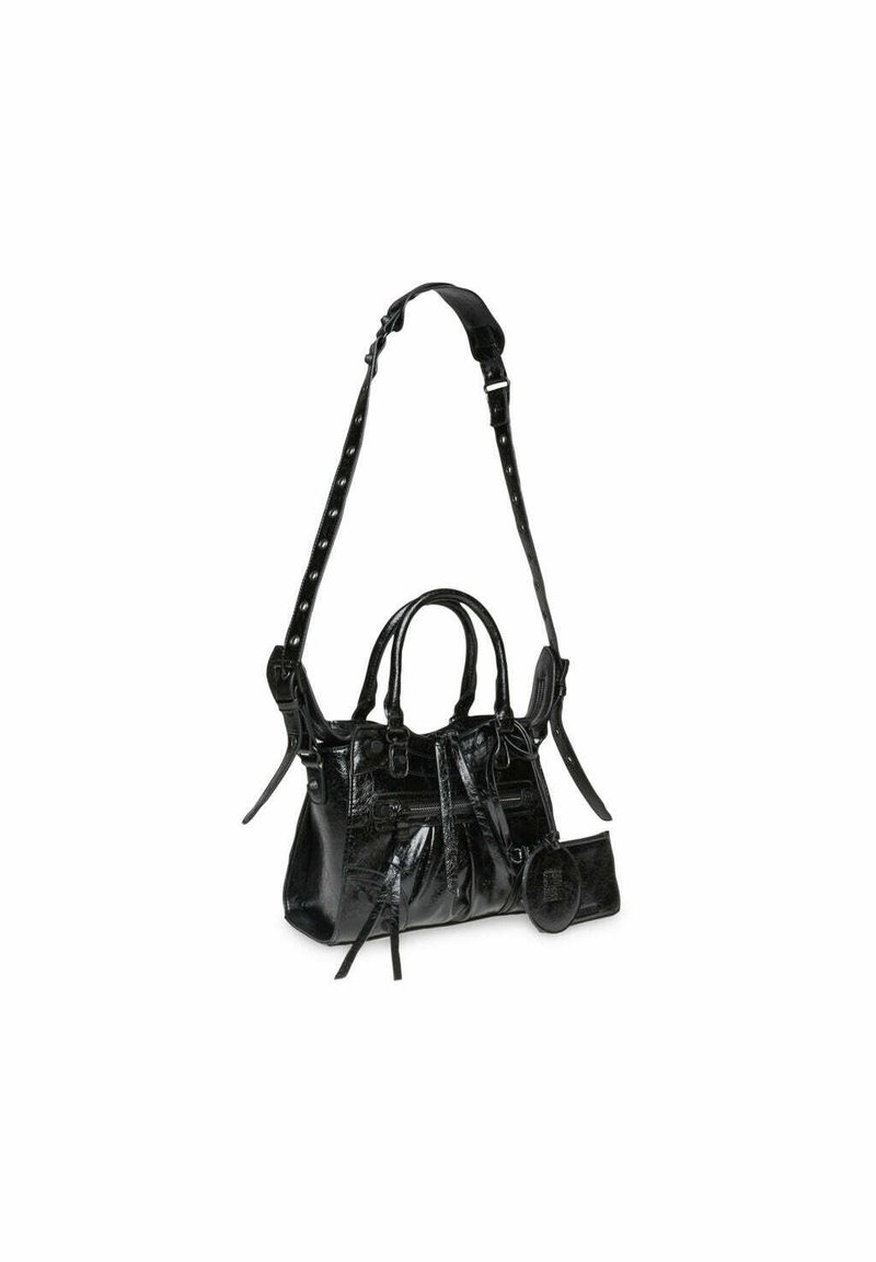 Sac à main en cuir noir brillant avec deux poignées, bandoulière réglable, poche zip sur le devant et pochette ronde attachée.