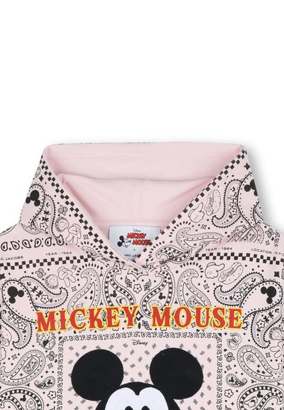 Roze hoodie met een zwart-wit paisley patroon, groot geborduurd Mickey Mouse gezicht, en bold rode "MICKEY MOUSE" tekst.