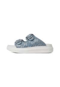 Denim stílusú csúszó szandálok két ezüst csattal, kék textúrájú felső résszel és fehér gumitalppal. Könnyű kialakítás a kényelem érdekében.