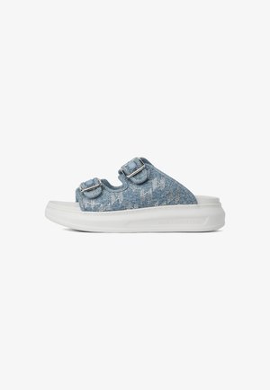 Sandalias deslizantes de estilo denim con dos hebillas plateadas, que presentan una parte superior texturizada en azul y una suela de goma blanca. Diseño ligero para mayor comodidad.