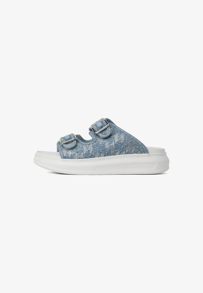 Denim stila slīdošas sandalītes ar divām sudraba sprādzēm, ar zilu teksturētu augšdaļu un baltu gumijas zoli. Viegls dizains ērtībai.