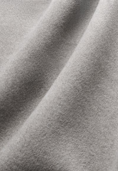 Grau filzartiger Stoff mit einer weichen, strukturierten Oberfläche, die sanfte Falten und ein glattes, einheitliches Erscheinungsbild aufweist. Geeignet für verschiedene Anwendungen.