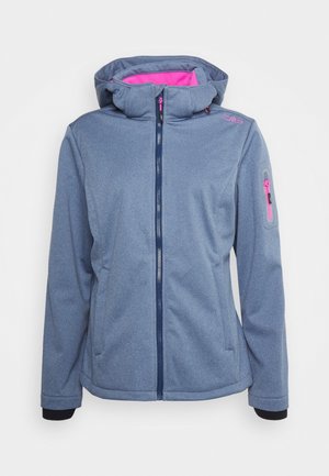 Niebieska kurtka softshell z kapturem, różową podszewką, zamkiem z przodu i małą kieszonką na zamek na lewym rękawie.