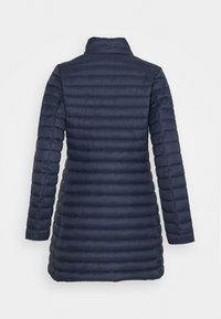 Marineblauwe puffercoat met een gestroomlijnd ontwerp, voorzien van een horizontaal gestikt patroon, hoge kraag en lange mouwen.