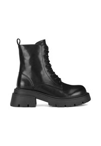 Czarne skórzane botki za kostkę z zaokrąglonym noskiem, sznurowanym przodem, masywną platformą i pętelką z tyłu ułatwiającą zakładanie.
