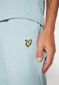 Lyle & Scott Šortai - slate blue