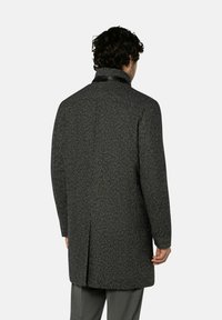 Grauer, strukturierter Wollmantel mit hohem Kragen, langen Ärmeln und geradem Schnitt, mit einem Schlitz auf der Rückseite und dezentem Musterdetail.