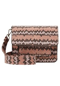 Borsa a tracolla in pelle di serpente rosa con chiusura a patta, tracolla regolabile e accenti neri. Presenta un motivo texturizzato a squame in tutta la superficie.