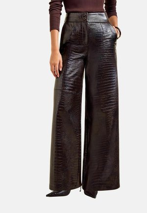 Friends Like These, PETITE FIT - FAUX LEATHER TAILORED WIDE LEG TROUSERS - Nohavice - chocolate brown croc