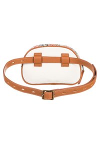 Leren riem van tan kleur en een band bevestigd aan een crèmekleurige canvas tas, met een kleurrijke, gegoten stof langs de bovenrand.