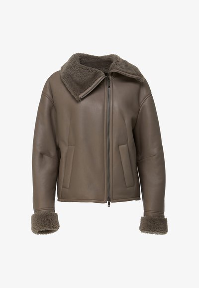 Hnedá kožená bunda s plyšovým kožúškovým golierom a manžetami, vybavená predným zipsom a dvoma bočnými vreckami. Hladká textúra a voľný strih.