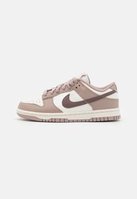 Nike Dunk-sko i lys rosa skinn med hvite detaljer. Har lav profil, rund tå og teksturert gummisåle.