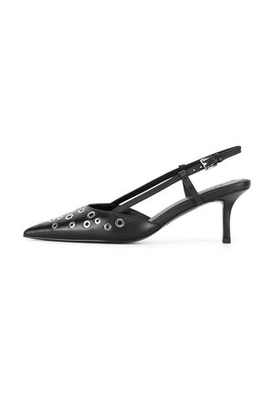 Czarny skórzany but na obcasie typu slingback z zaostrzonym noskiem, ozdobiony oczkami na cholewce oraz cienkim paskiem z regulowaną klamrą.