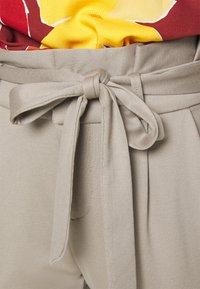 Vero Moda Petite VMEVA PAPERBAG - Püksid - laurel oak