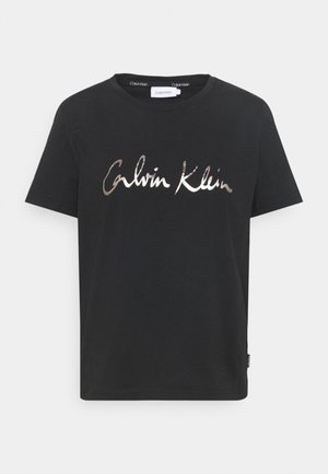 Czarny bawełniany t-shirt z krótkim rękawem z metalicznym srebrnym logo "Calvin Klein" umieszczonym na środku przodu.