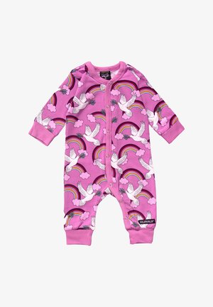 Combinaison en coton rose présentant des colombes blanches, des arc-en-ciel et des nuages. Boutons-pression sur le devant et sur les jambes ; manches longues avec des ourlets resserrés.