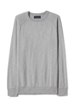 Hellgrauer Pullover mit Rundhalsausschnitt und langen Ärmeln, mit gerippten Bündchen und Saum, im Kragen mit der Aufschrift "Piombo" versehen.