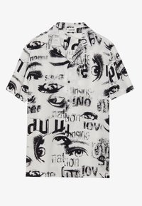 Kurzärmliges Hemd aus weißem Stoff mit einem schwarz-weißen grafischen Muster von Augen und Text. Entspanntes Kragendesign und Knopfverschluss vorne.