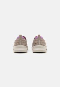 Sapatos slip-on em malha bege com um cabedal texturizado, detalhe em roxo no colarinho e sola branquíssima acolchoada. Apresenta um logo na aba do calcanhar.