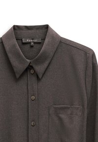 Dunkelgraues Hemd mit Kragen und strukturierter Oberfläche, ausgestattet mit fünf braunen Knöpfen und einer Brusttasche. Das Etikett trägt die Aufschrift "bugatti", Größe 36.