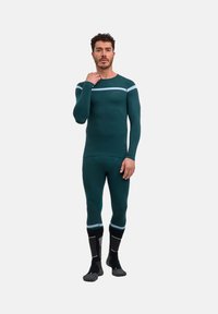 Termoaktywny komplet bazowy w ciemnozielonym kolorze, z prążkowaną fakturą, długimi rękawami i kontrastującymi jasnoniebieskimi paskami. Dopasowany krój zapewniający ciepło.