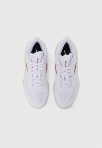 Λευκά αθλητικά παπούτσια με διχτυωτό επάνω μέρος, κόκκινες λεπτομέρειες στα πλαϊνά και υφασμένο πέλμα. Διαθέτουν σχεδιασμό με κορδόνια και επενδεδυμένη γλώσσα.