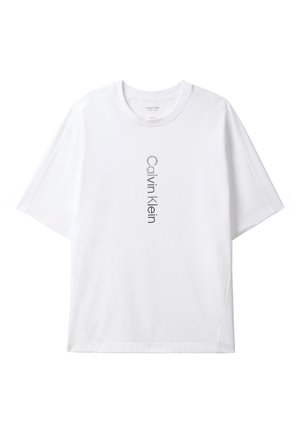 Biele tričko s krátkym rukávom a okrúhlym výstrihom so zvislým čiernym nápisom "Calvin Klein" vytlačeným uprostred prednej strany.