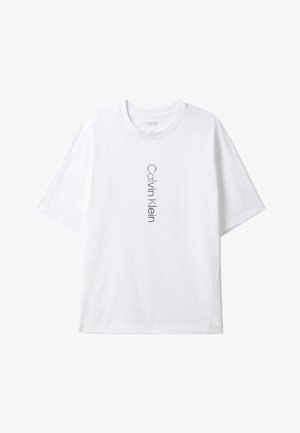 Hvid T-shirt med korte ærmer og rund halsudskæring med vertikal sort "Calvin Klein"-tekst trykt ned midten foran.