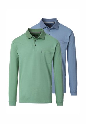 Due polo a maniche lunghe, una verde e una blu, ciascuna con colletto, patta con tre bottoni e taschino sul petto.