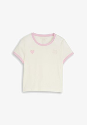 T-shirt blanc court avec bordure rose aux manches et au col, arborant un cœur rose et le texte « LOVE RULES ALWAYS » sur le devant.