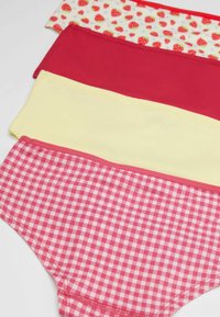 Vier Paare Baumwollunterhosen in den Farben: rot, gelb und mit einem rot-weißen Gingham-Muster, wobei eine mit Erdbeerdruck versehen ist.