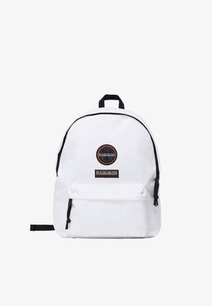 Mochila blanca Napapijri con detalles de cremallera negros, bolsillo delantero y dos logotipos de la marca en negro y naranja.