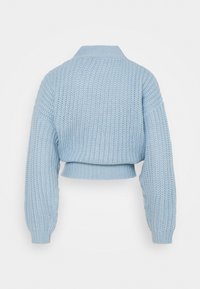 Pull bleu clair coupé, en maille, avec col. Comprend des manches et un ourlet côtelés texturés, offrant un design confortable.