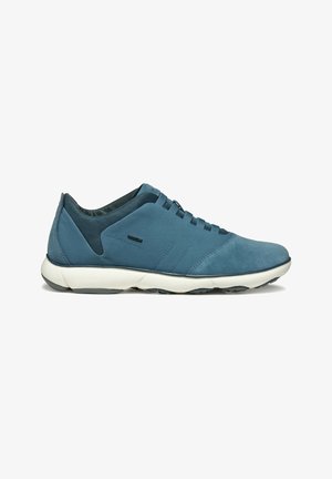 Blaue Wildleder-Sneaker mit strukturierter Oberfläche, elegantem Design und weißer Sohle. Ausgestattet mit Schnürsenkeln und einem gepolsterten Kragen für zusätzlichen Komfort.