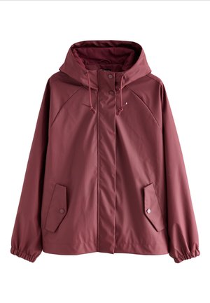 Veste imperméable marron avec capuche, poignets élastiques et deux poches avant. Comprend des cordons de serrage au niveau du col et une texture lisse.