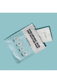 Hyaluronsyre dybde-fugtmaske i lyseblåt emballage med hvide accenter; indeholder ikoner for hydrering, hyaluronsyre og genanvendeligt materiale.