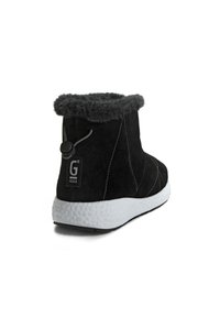 Schwarze Wildleder-Stiefelette mit grauem Kunstfellkragen, weißer strukturiertem Laufsohle und elastischem Zugverschluss; mit subtiler diagonaler Naht.