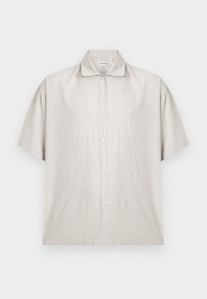 Camicia beige chiaro a maniche corte realizzata in tessuto morbido. Presenta un colletto classico e una chiusura frontale con sette bottoni.