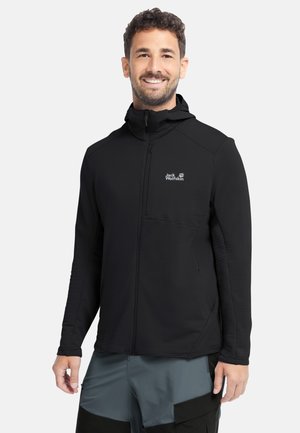 Schwarze Reißverschlussjacke mit Kapuze, strukturiertem Stoff und Brusttasche; verfügt über ein Logo auf der linken Seite und lange Ärmel.