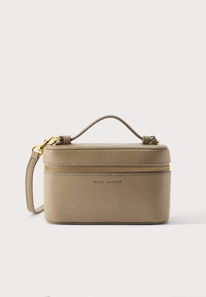 Beige rechthoekige Marc Jacobs-handtas met bovenhandvat, gouden rits en afneembare schouderband, tegen een effen witte achtergrond.