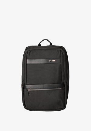 Zwarte rechthoekige rugzak met voorvak met ritssluiting, bovenste handvat en subtiel merkembleem op een textieloppervlak met structuur.