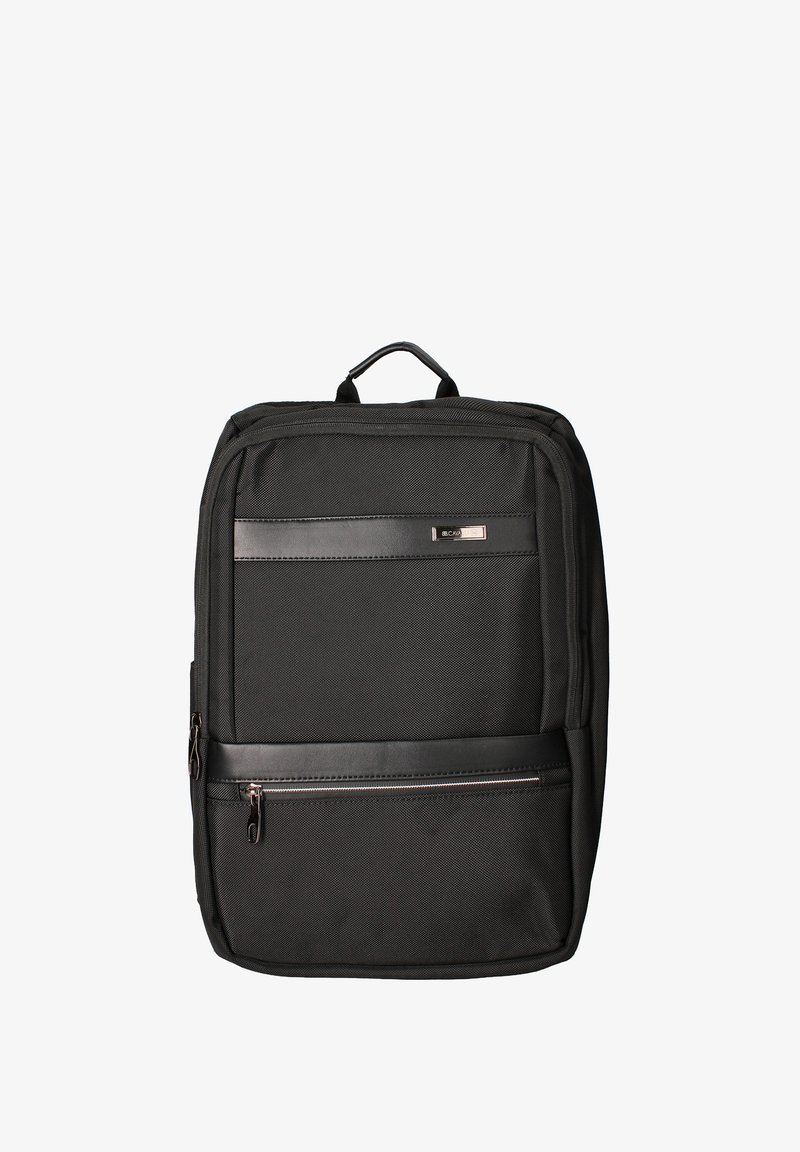 Schwarzer rechteckiger Rucksack mit vorderer Reißverschlusstasche, Tragegriff oben und unauffälligem Markenetikett auf strukturierter Stoffoberfläche.