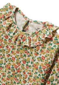 Robe en tissu côtelé crème avec un imprimé floral multicolore et un col volanté fermé par une boucle et un bouton.