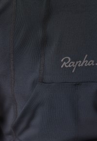 Svart sykkelskjorte med en glatt tekstur, som har subtile sømdetaljer og en liten "Rapha"-logo i en matchende farge.