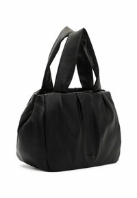 Zwarte leren handtas met een geplooid ontwerp, dubbele stoffen handvatten en een ritssluiting, met een gladde textuur en een gestructureerde vorm.